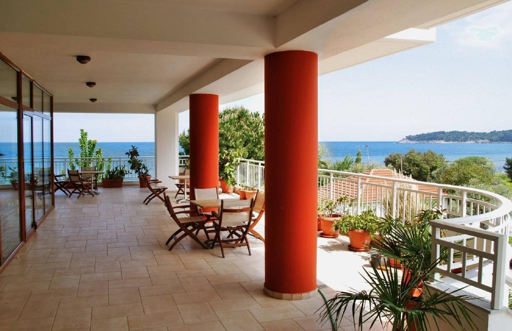 Maranton Beach Hotel Koinira Exterior photo